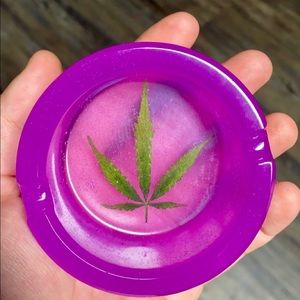 SMALL GLOW IN THE DARK RESIN ASHTRAY